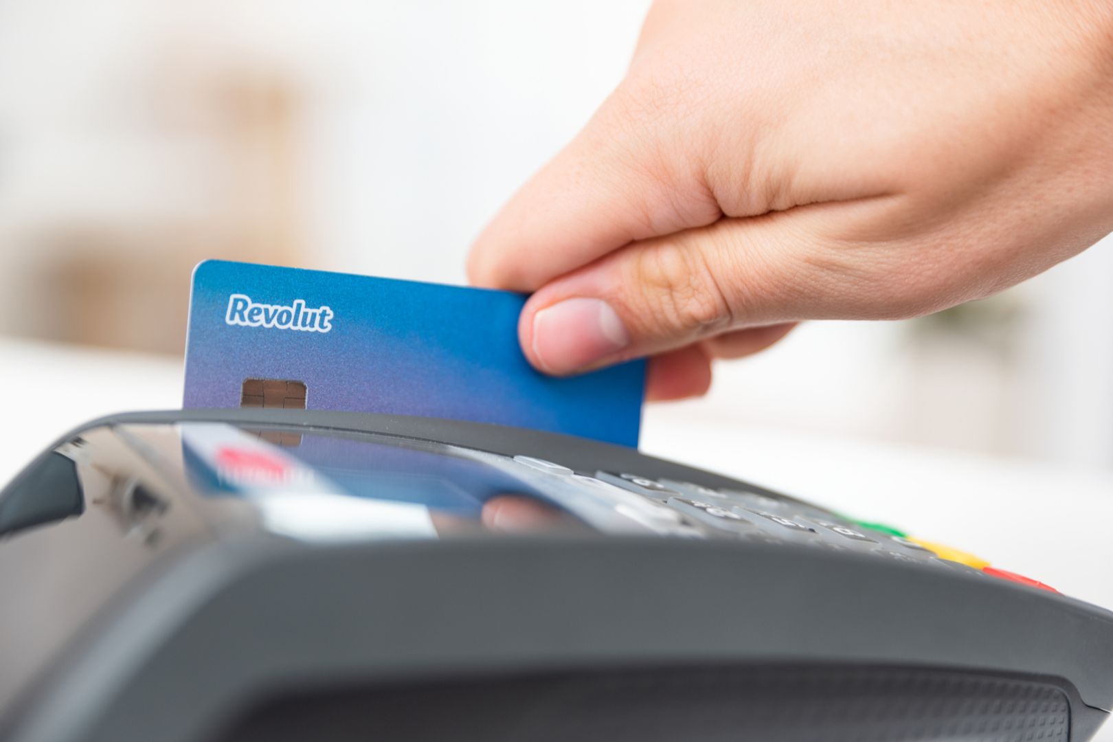 Revolut vise l’adoption grand public du Dogecoin grâce à sa nouvelle carte de paiement physique