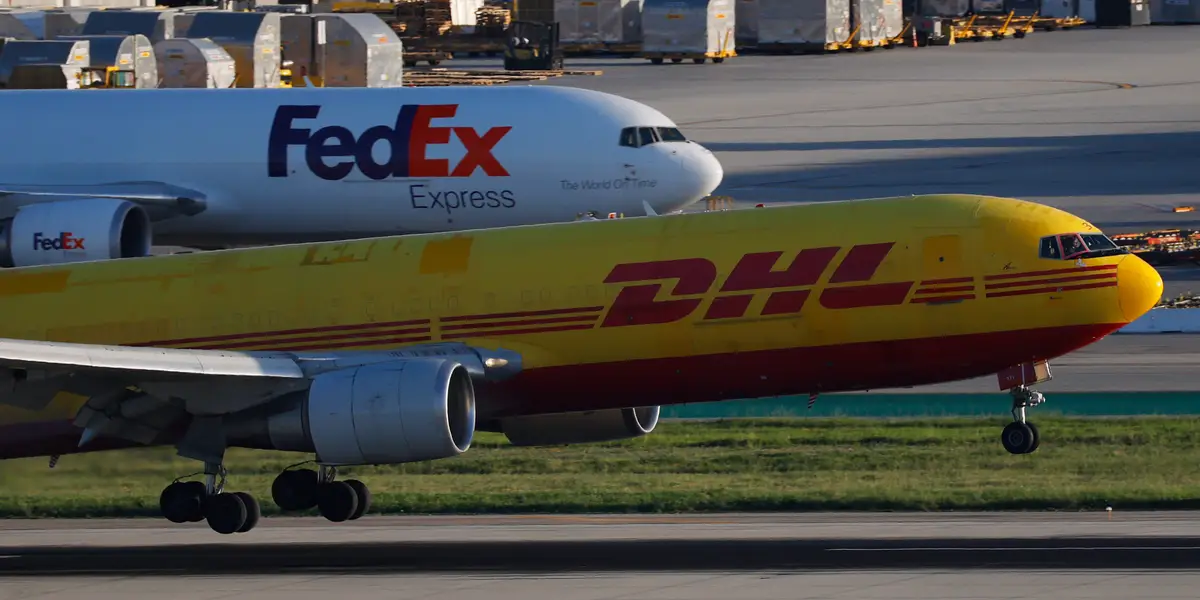 Comment FedEx, UPS et DHL comptent rembourser les clients des tarifs douaniers
