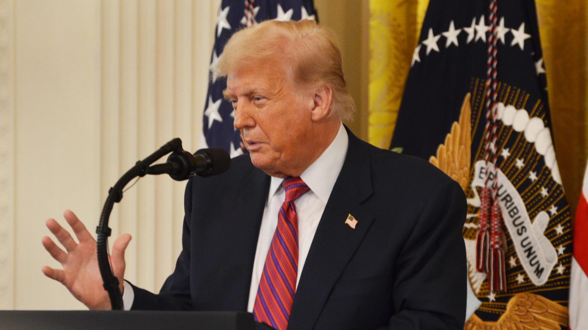 Trump ordonne au gouvernement et à la Réserve fédérale d’examiner l’accès des entreprises crypto aux systèmes de paiement