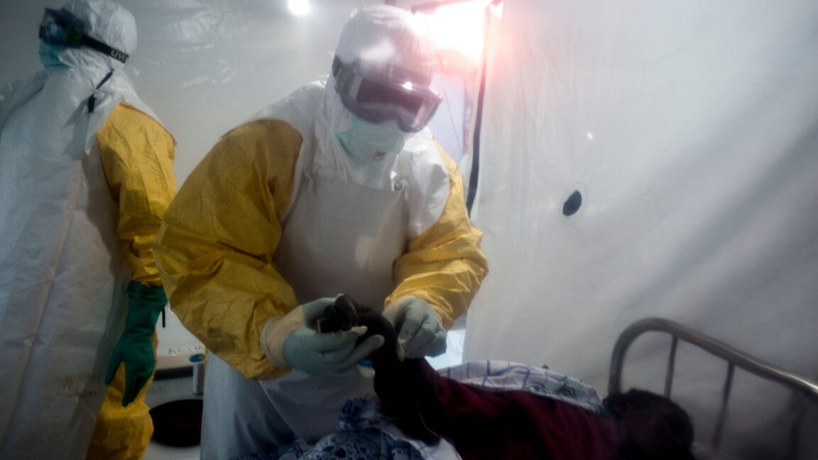 Épidémie d’Ebola due à une souche inhabituelle en RDC et en Ouganda : 65 décès