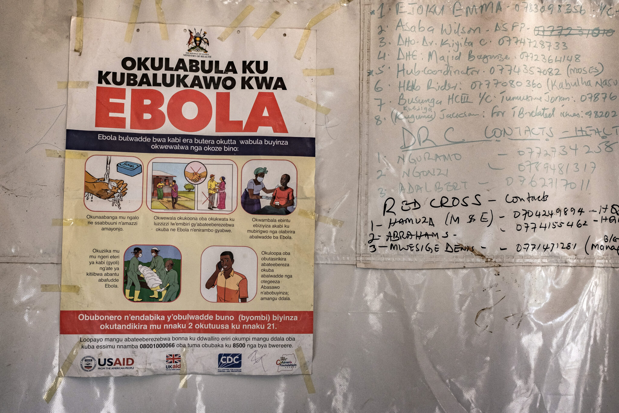 Épidémie d’Ebola : l’OMS proclame l’urgence, les États-Unis limitent les déplacements, un Américain est infecté