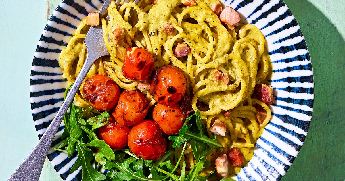 Recette de pesto à la carbonara aux tomates éclatées au vinaigre balsamique