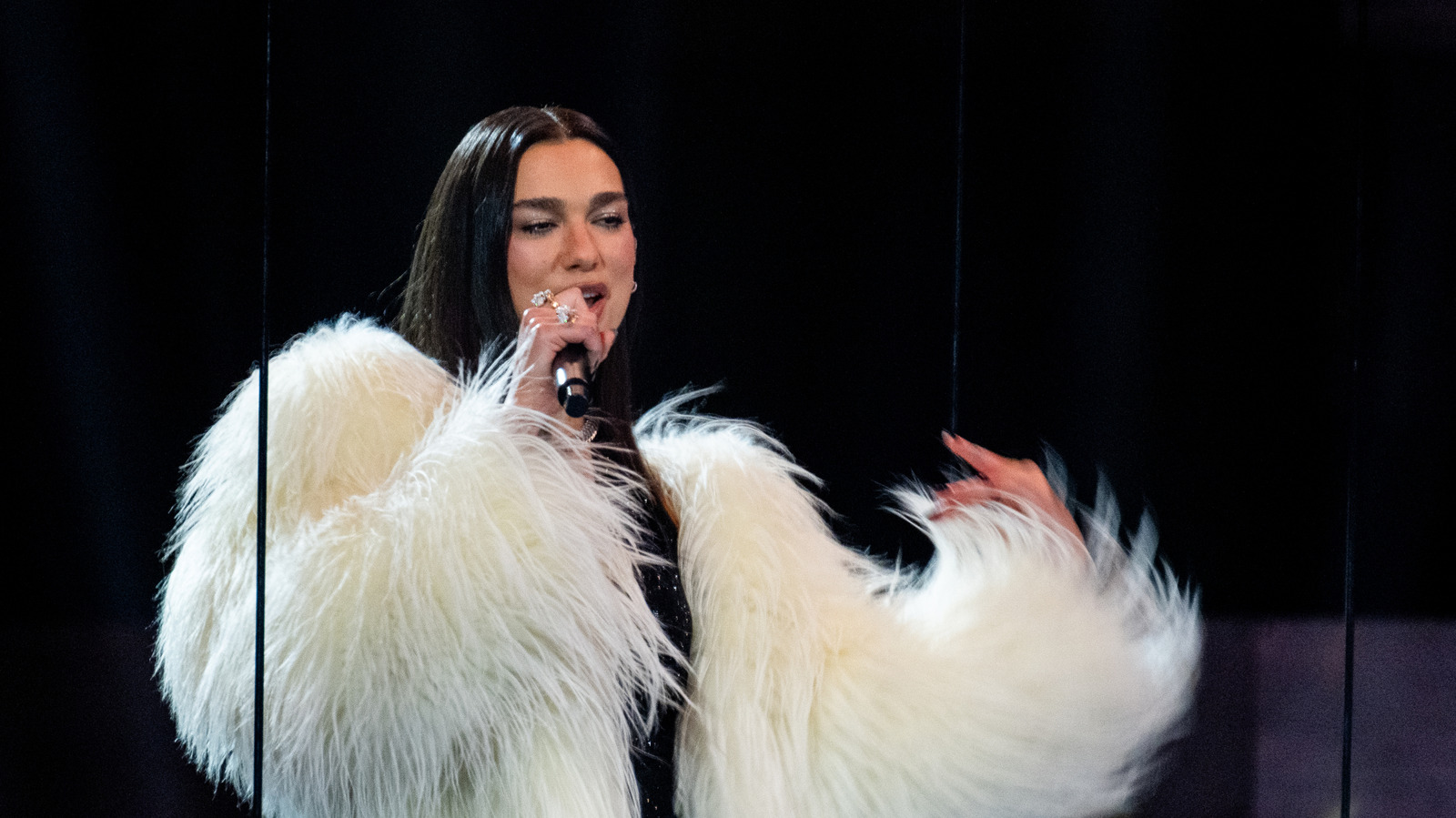Dua Lipa poursuit Samsung en justice pour 15 millions de dollars
