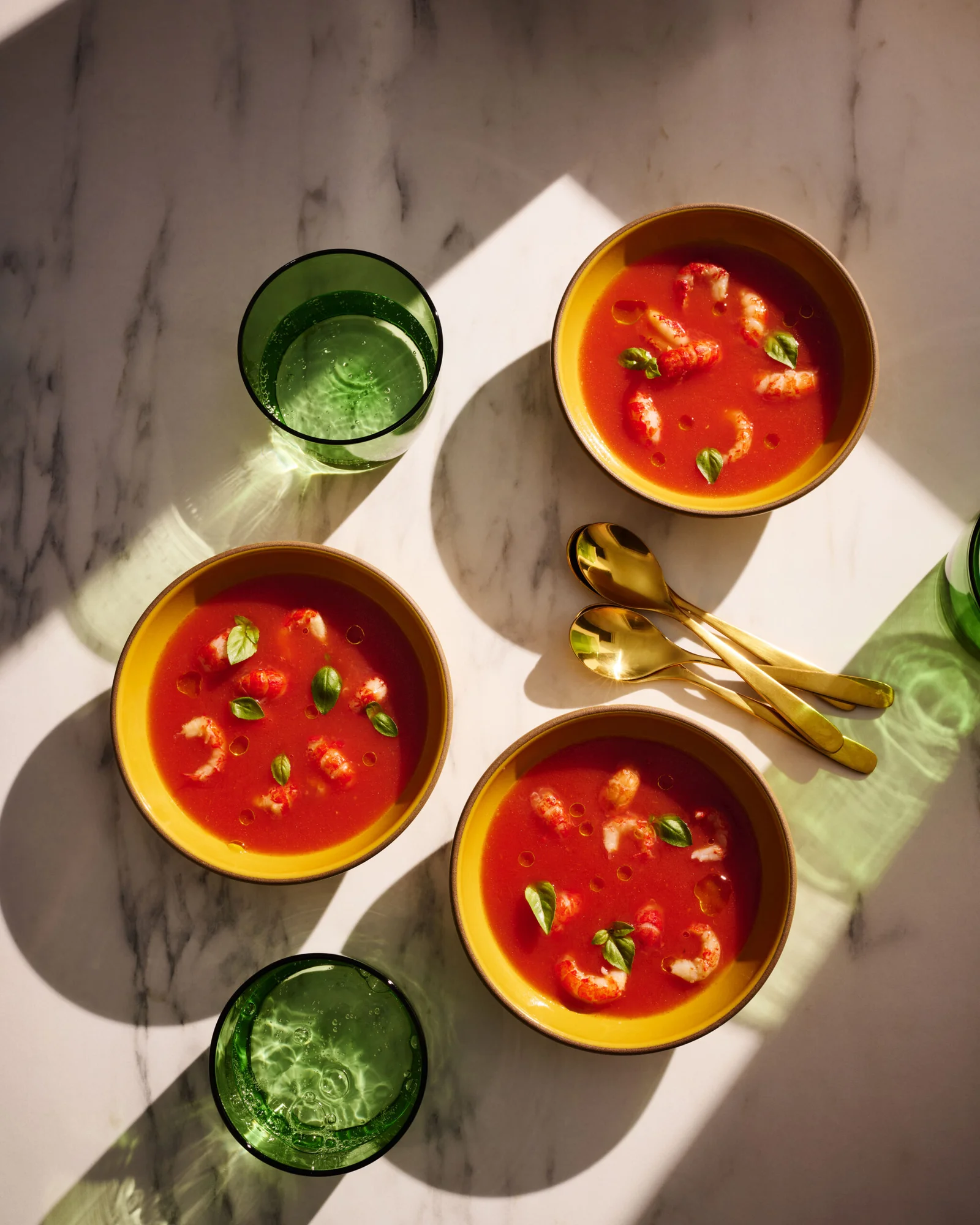 Velouté de tomate au basilic et aux écrevisses