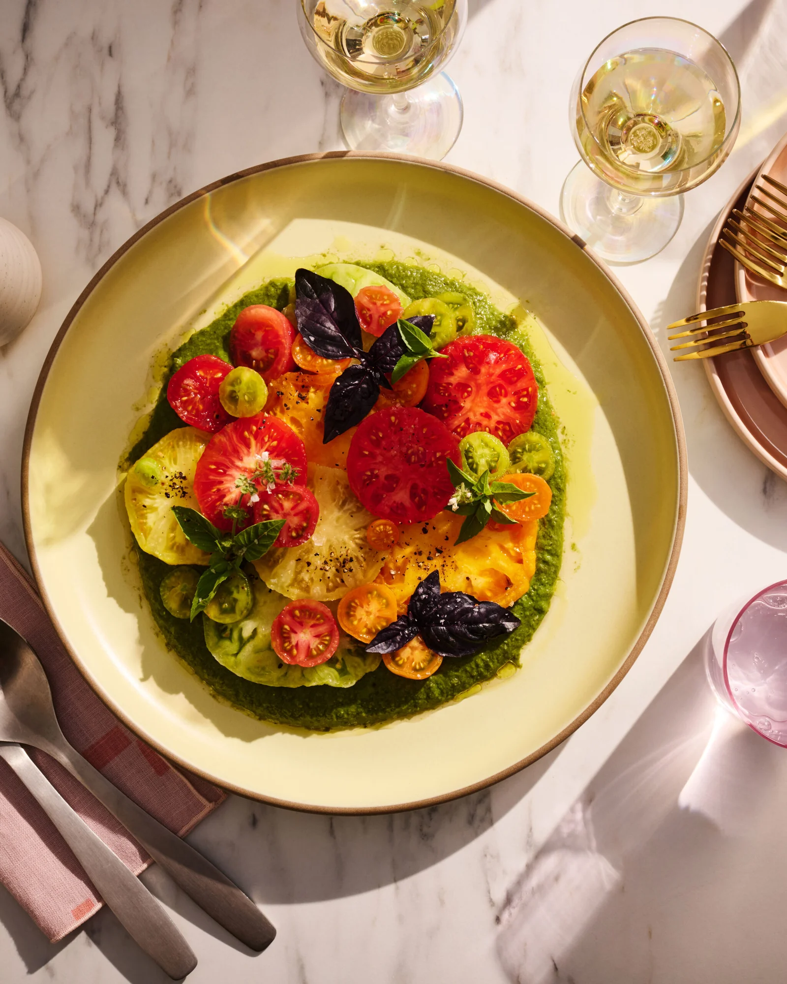 Salade de tomates à la purée de basilic et de petits pois