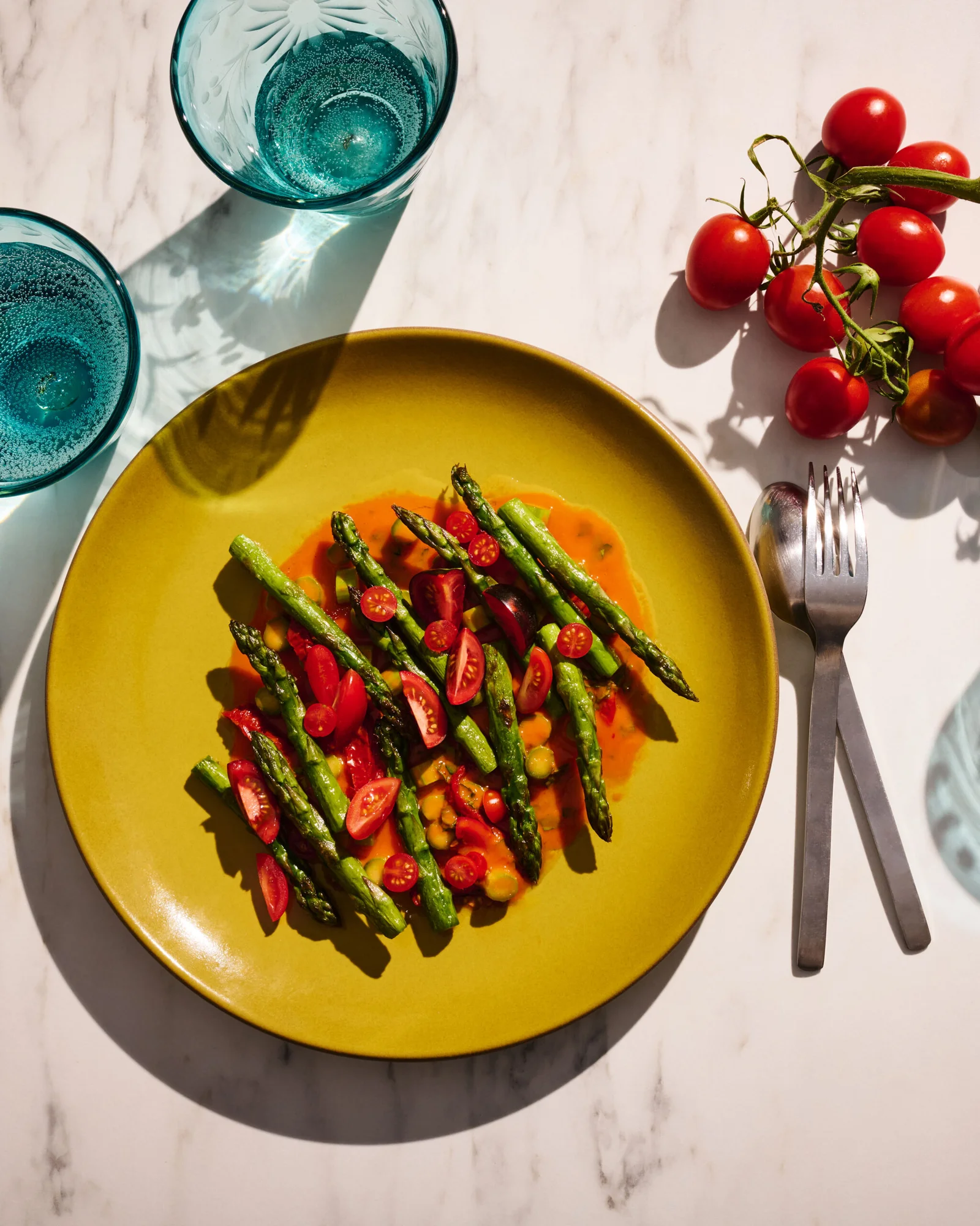 Asperges à la vinaigrette à la tomate